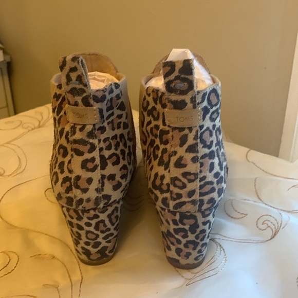TOMS Kelsey Leopard Ankle Booties Size  6 1/2 W - Picture 3 of 8